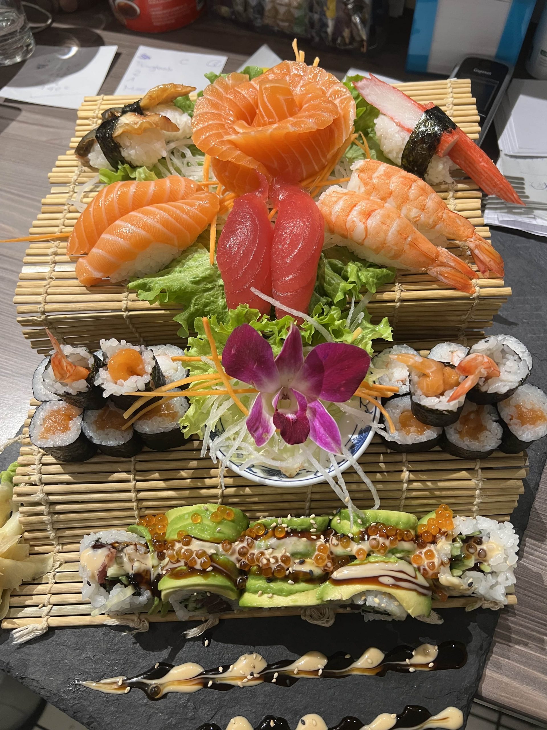 Sushi-Turm mit Lachsrose, Nigiri und Maki bei Asia Cuisine & Sushi