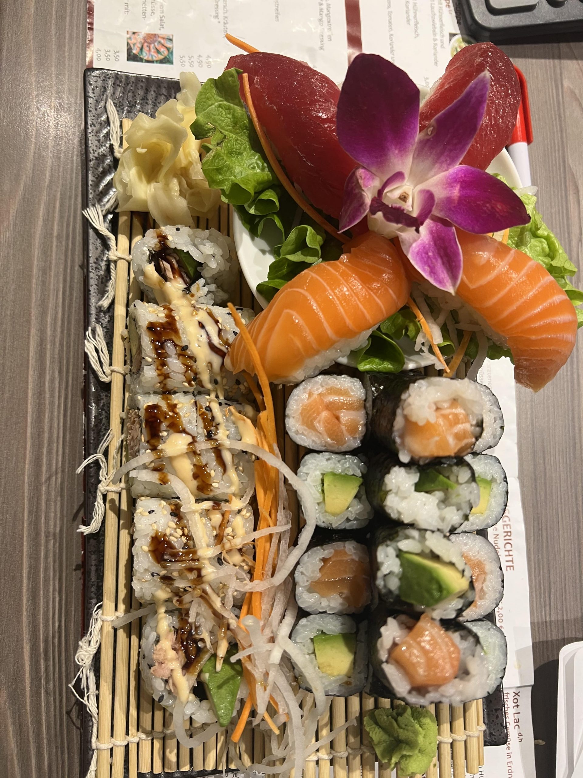 Lachsrose mit Thunfisch-Nigiri und Sake Maki
